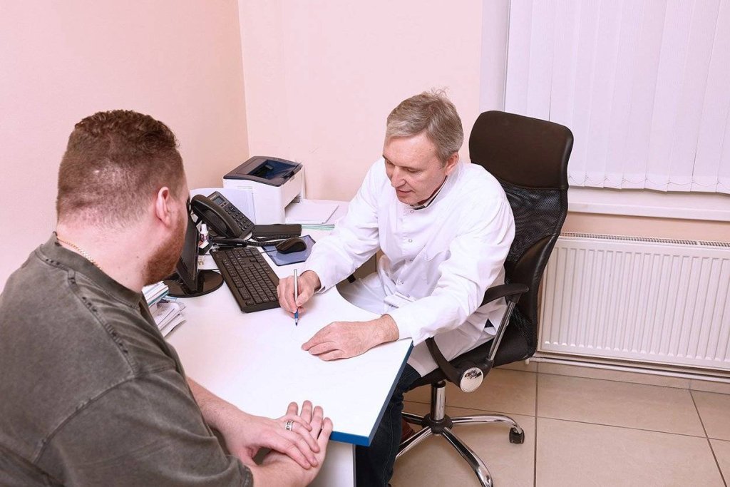Врач-уролог Шинкоренко Е.В. с пациентом Врач-уролог Шинкоренко Е.В. с пациентом